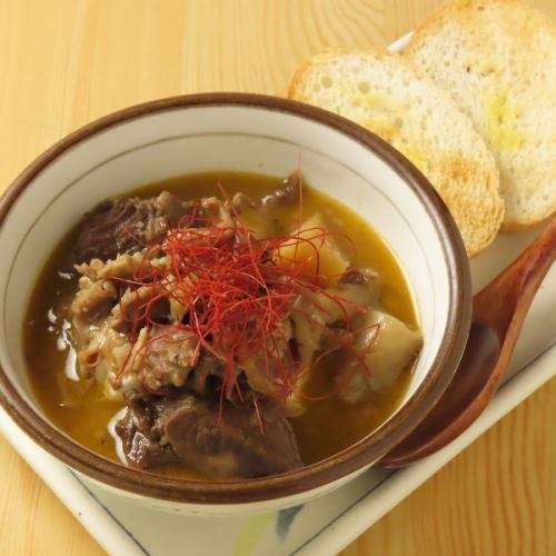 【6時間じっくり煮込んだ】牛タンや豚肉の旨味が溶け合う♪手作りもつ煮込み