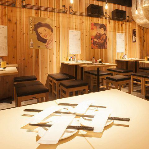 <p>和モダンで温もりのある店内は有名なデザイナー監修！</p>