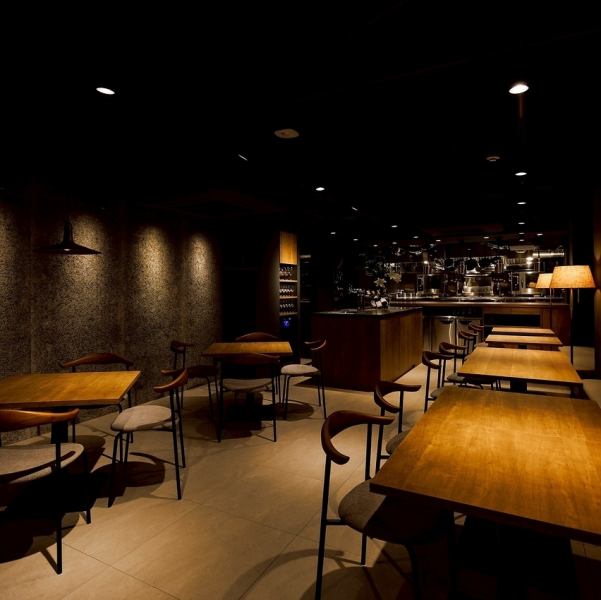 【デート・記念日におすすめ】やわらかな照明と木の温もりに包まれた落ち着いた空間で静かに流れる時間の中で、季節の素材を活かした料理とワインをゆっくり味わえます。特別な日や大切な人との記念日にぴったり。派手すぎず、肩の力を抜いて過ごせる“大人の隠れ家”です。