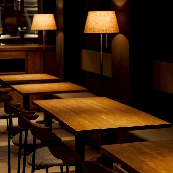 【友人との食事・女子会にも◎】木目のテーブルとやさしい灯りが心を和ませる空間は会話を楽しみながら、美味しい料理とワインをシェアいただけます。気取らず、それでいて上質。大切な友人と“時間を味わう”ように過ごせる、梅田の隠れ家ビストロです。