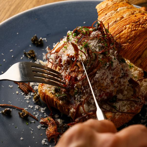 【大阪・梅田の雑居ビル2階に佇む、隠れ家的ビストロ】