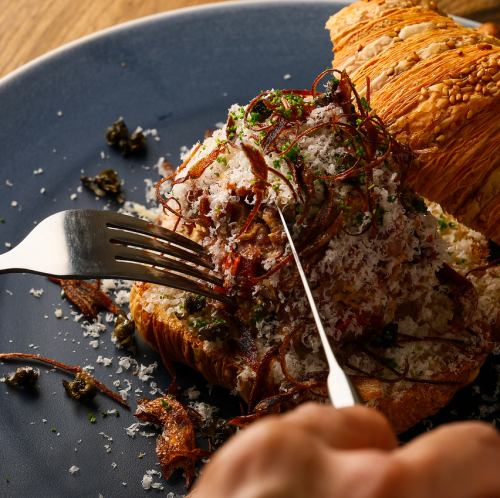 【大阪・梅田の雑居ビル2階に佇む、隠れ家的ビストロ】