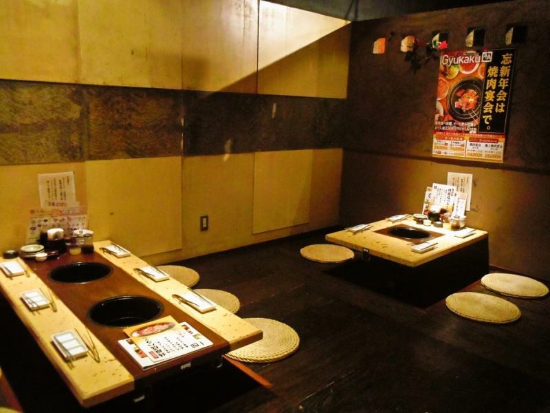 ゆっくり寛げる店内には掘りごたつ席も。柔らかな照明の光が落ち着いた雰囲気を醸し出す。