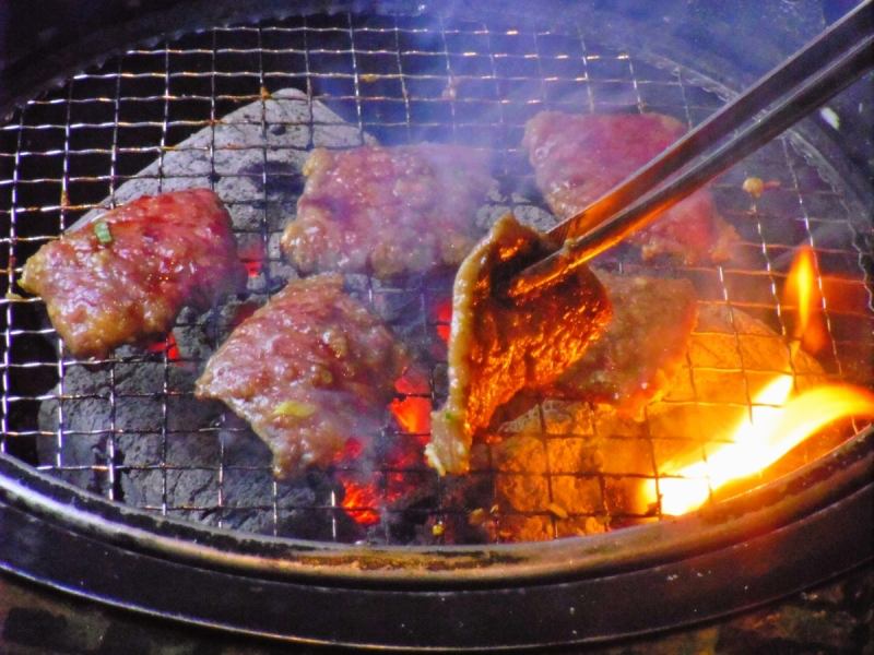 牛角こだわりの肉の旨みを最大限に引き出した炭火焼肉。何度でも食べたくなる味だ。