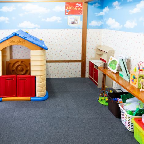 《お子様が遊べるキッズルーム完備♪》お子様が遊んでる姿を見ながら食事をお楽しみいただけます！お席はお座敷や掘りごたつ、個室をご用意しております！ゆったりと足を伸ばしてお食事をお楽しみいただけますのでご家族にもおすすめなお席です◎