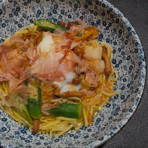 おくらと長芋となめたけのだし醤油仕立て 温泉卵添え
