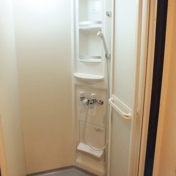 ◆ 配备淋浴间◆ 200日元/20分钟起可使用! 吹风机、电熨斗、立镜等备品也有销售和出租服务。