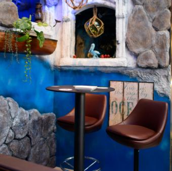 一个受情侣欢迎的座位。一个拥有美丽日落和美丽夜景的美国村庄。这是约会和假日的推荐地点。