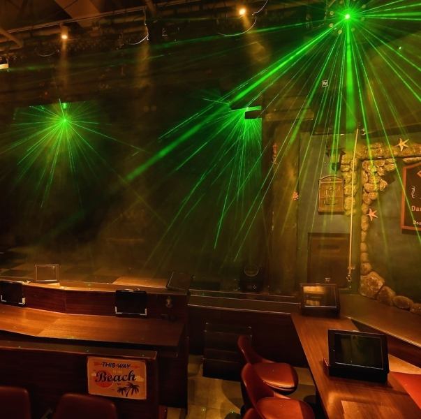 ゆったりテーブル席や、少人数にも丁度良いお席をご用意してお待ちしています。海を感じるワクワクする空間や、ショータイムの熱気をお楽しみください★