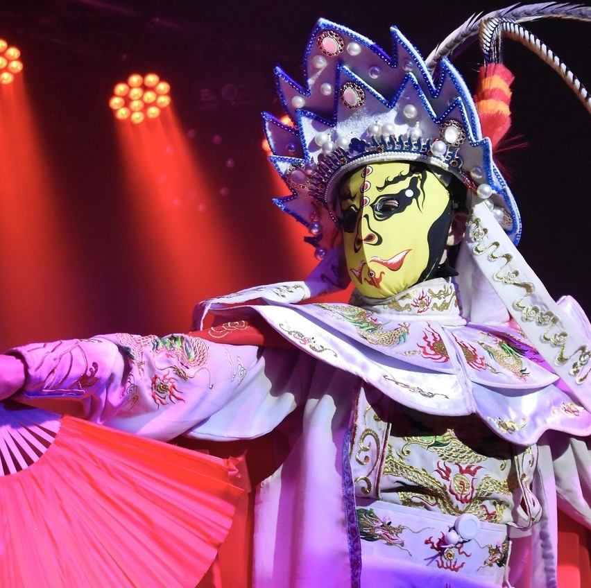 お酒とマジックに酔いしれる夜。大切な人と過ごす素敵な記念日◎