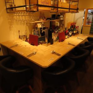 We have counter seats that are perfect for when you want to have a drinking party with a small number of people or a girls' night out.Near the table, you can feel the warmth of the wood and the soft lighting, allowing you to enjoy your meal in peace.