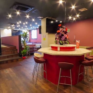 当店の内装は、アットホームな雰囲気が魅力です。カウンター席ではお客様同士が自然と交流し、楽しい会話が弾みます。個室のご用意もあり、時間を気にせずに過ごせることで、ゆったりとした時間が流れます。おいしい料理と共に、くつろいだひとときをお楽しみください。