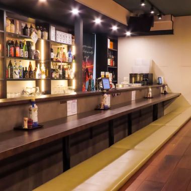 当店は、10席のカウンターがあり、ゆったりとした空間でお食事を楽しむことができます。お一人様やデートにぴったりの空間です。心地よい雰囲気の中で、特別なひとときをお過ごしください。1軒目や2軒目などシーンを問わずお使いいただけます!