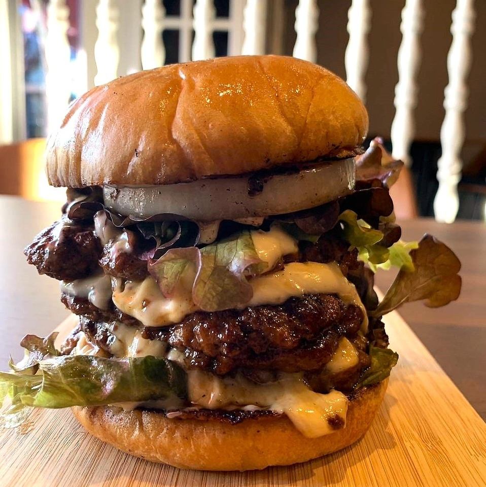 食べ応えバツグン！粗挽き肉のボリュームたっぷりハンバーガー！