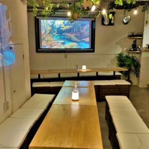 There are plenty of options such as audiovisual, karaoke, etc. There are 4 projector screens, so it's easy to see from any seat.Have a special time everyone!!!