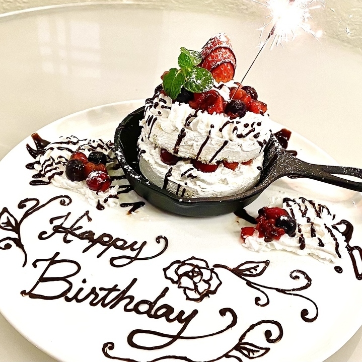 「Happy Birthday」のメッセージを添えた無料のバースデーケーキプレート