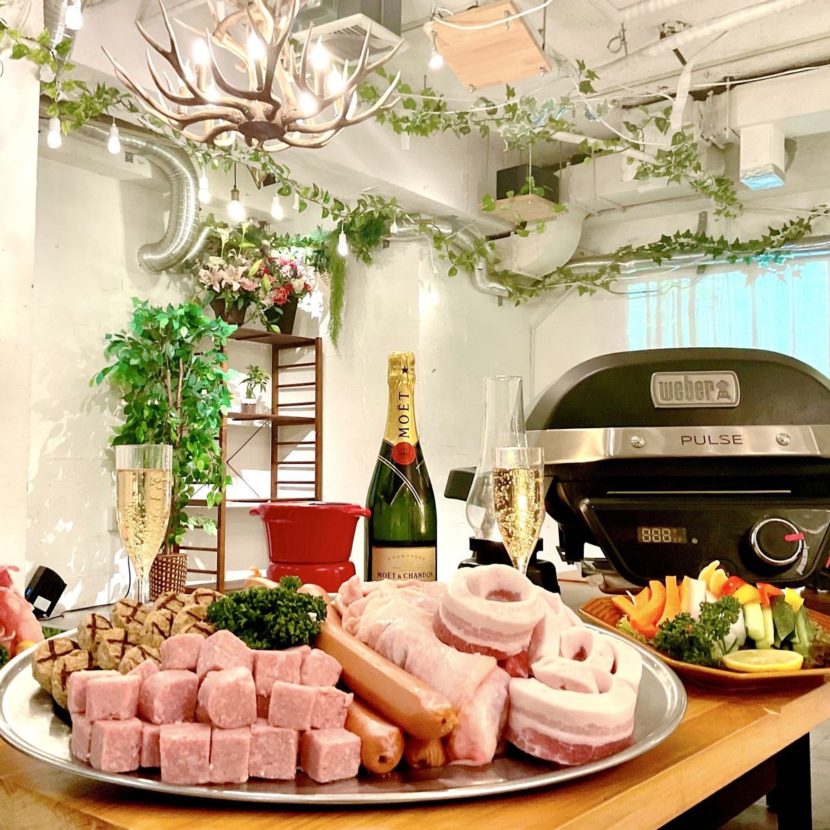 It's an indoor BBQ, so you don't have to worry about the weather or the heat [you can bring your own!] Enjoy a private BBQ near Shibuya Station! *There are 6 affiliated stores around Shibuya Station.
