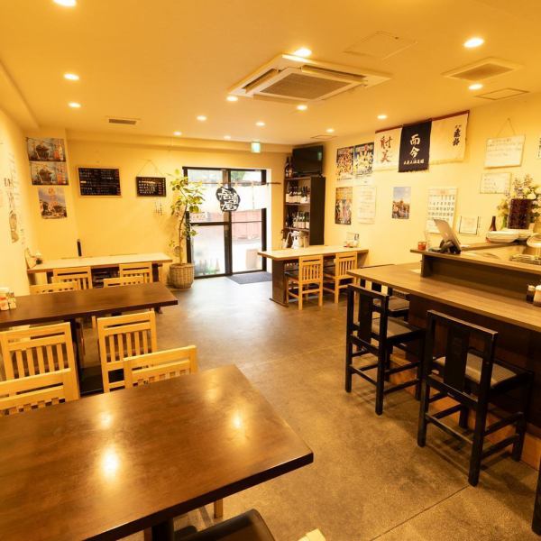 テーブル席を4席完備しており、最大20名ほどまでご利用いただけます。アットホームな雰囲気もあり、あたたかいおもてなしでお客様をお迎えします。初めての方でも、すぐに居心地の良さを感じられることでしょう。グループでのご飲食や飲み会などにもご利用いただけます。