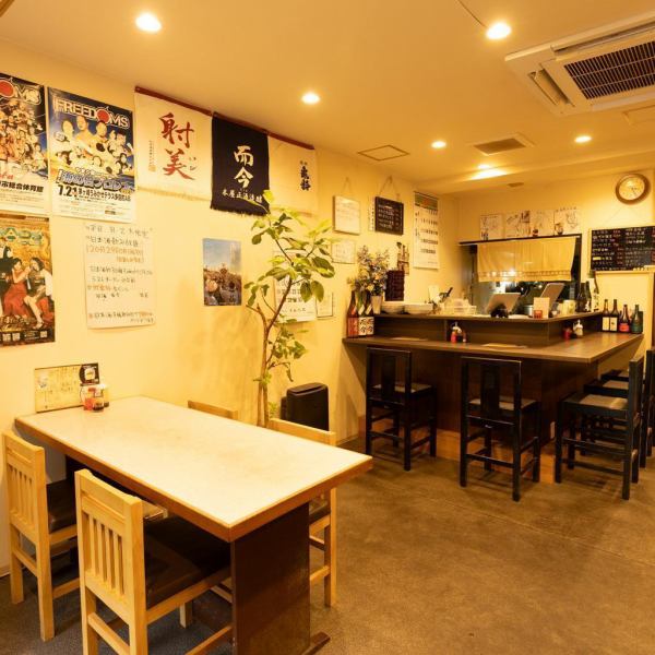 カウンター席もございます。お一人様~少人数でも落ち着いてお過ごしいただけます。