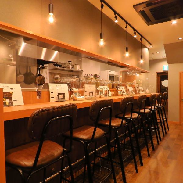 The counter seats can be used not only for single use, but also for dates.We have plenty of food and drinks available.