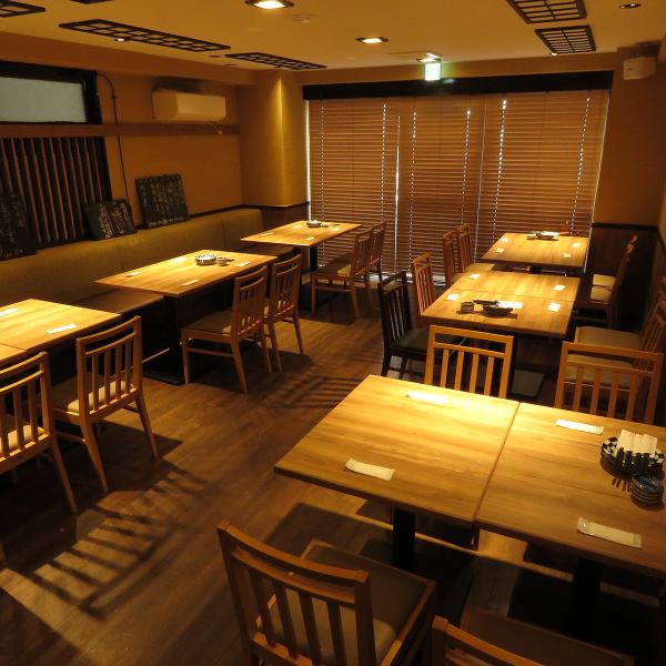 【大部屋個室】大部屋の個室は貸し切りも可能！お客様同士の接触を最小限に抑えたプライベート空間をご提供いたします。落ち着いた和の雰囲気が漂う店内で、素材にこだわった美味しいお料理とお酒を存分にお楽しみください。また、宴会コースもご用意しておりますので、各種宴会や接待、会食などにも最適◎