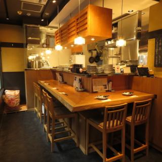 【キッチンが見えるおしゃれなカウンター席】ゆっくりとくつろぎながら、料理や会話を楽しみたい方におすすめ☆おひとり様も大歓迎！