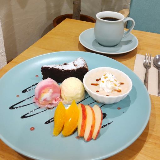 [Online reservation only] Cake plate set (with panna cotta, ice cream, and fruit) + one drink