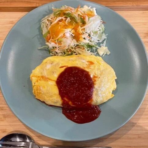 喫茶店のオムライス（スープ・サラダ付き）