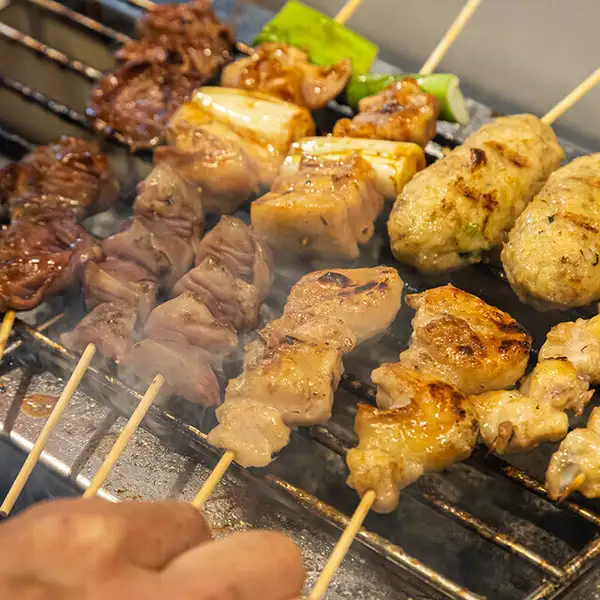 【ビールが進むパンチ力】秘伝の甘辛ダレで焼く「二度漬けハラミ」