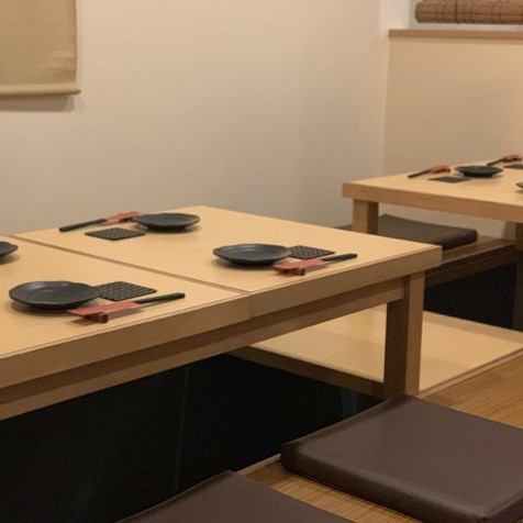 It is a digging tatami room.It is possible to connect up to 12 people by connecting, so it is also recommended for banquets and drinking parties.It is also possible to raise the screen and match it with the table seat.It can accommodate up to 22 people at a banquet.