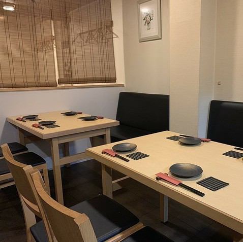 We have table seats with sofa seats.You can relax while enjoying the conversation.Up to 22 people can use the banquet together with the tatami room.