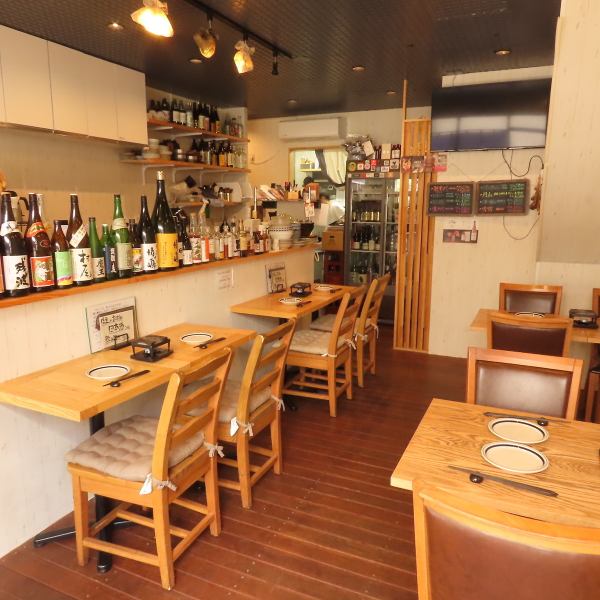 都会の喧騒を忘れさせる、心地よい隠れ家居酒屋。店内はアットホームな雰囲気に包まれ、まるで家にいるような感覚でゆったりと寛げます。お一人様での「サク飲み」はもちろん、大切な仲間とのプライベートな宴会にもぴったり。温かなおもてなしで、心もお腹も満たされる至福の時間をどうぞ。