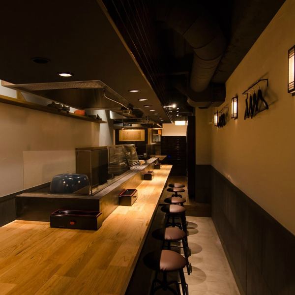 店内は雰囲気抜群の空間を演出しています。カウンター12席とテーブル席、小上がりのお席をご用意しています。貸切は20名～25名で承っています。当店までお気兼ねなくお越しください。