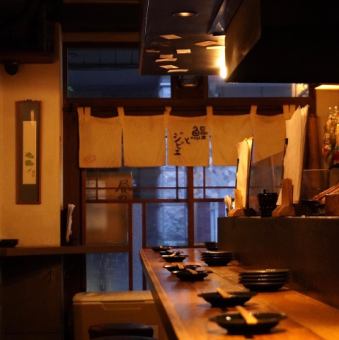 12席のカウンターでは、料理人との距離も近く、ライブ感あふれる食体験を。美味しいお酒とともにどうぞ。