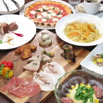 Rosteria廚師推薦的所有7種菜式[A Cena]開胃菜，兩種意大利面，比薩餅等。