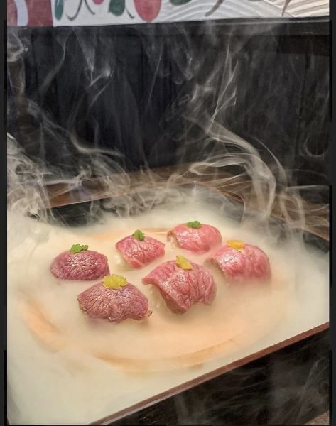 【熏肉寿司/熏手鞠肉寿司】1,980日元（含税）