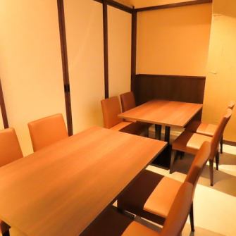 最大8名様までご利用いただける個室をご用意しております。人目を気にせず、落ち着いた雰囲気の中で、大切な方とのお食事をゆっくりと楽しむことができます。プライベート感あふれる空間で、特別なひとときをお過ごしください。大切な記念日やお祝い事にも最適です◎
