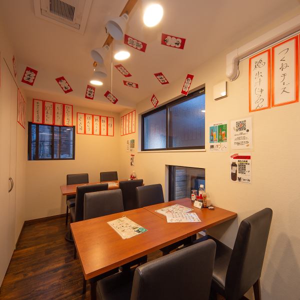 西新駅より徒歩5分の好立地に構える当店は、朝5時まで元気に営業中!一歩足を踏み入れれば、活気あふれる賑やかな雰囲気が広がり、仕事帰りの一杯から朝まで語り明かしたい夜まで、いつでも気軽に立ち寄れるのが魅力です。大衆焼鳥屋ならではの温かな空気感の中、秘伝のタレが香る自慢の串と共に至福のひとときを。