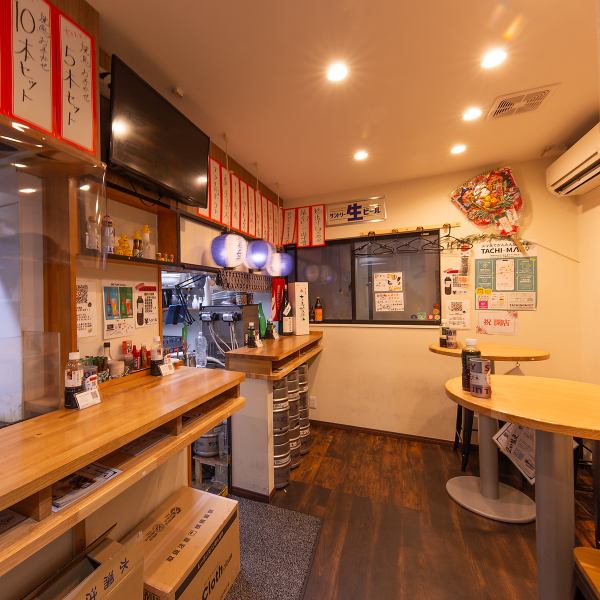 1階席は、職人が焼鳥を焼き上げるライブ感を間近で楽しめる立ち飲みスタイルです。焼きたての香ばしい香りに包まれながら、スタッフや他のお客様との距離も近く、笑顔溢れる賑やかな時間をお過ごしいただけます。お一人様でのサク飲みはもちろん、活気ある空間でエネルギーをチャージしたい時にぴったりの特等席です。