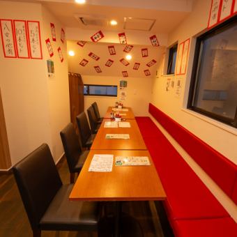 4名掛けテーブルを2席ご用意しております。隣の2名掛けテーブルと合わせると最大10名でのテーブルご利用が可能です◎