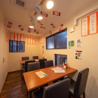 2Fに半個室の最大8名様でご利用いただける、4名掛けテーブル