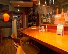 木を基調とした、温かみが感じられる落ち着いた空間となっております。ごゆっくりお寛ぎください。