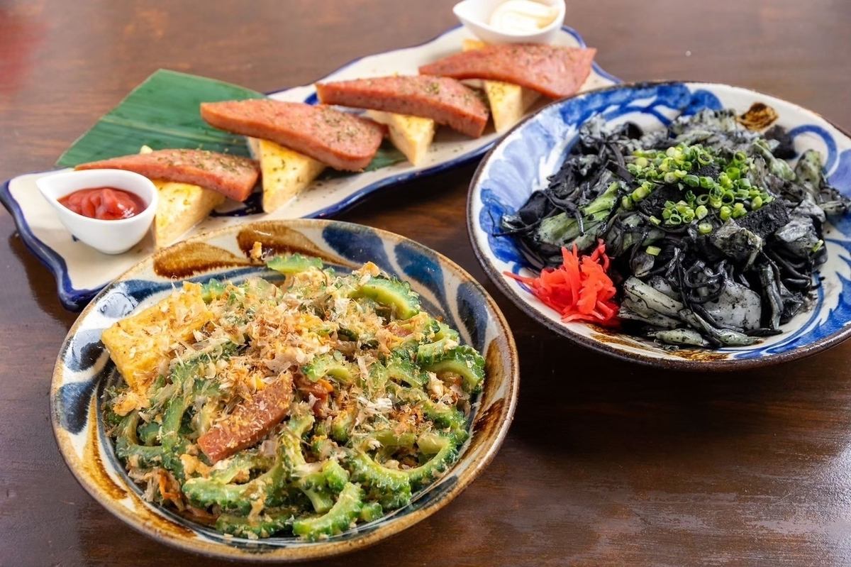 手作りにこだわった沖縄の家庭料理やごちそうの数々！みんなでオリオンビールで乾杯♪