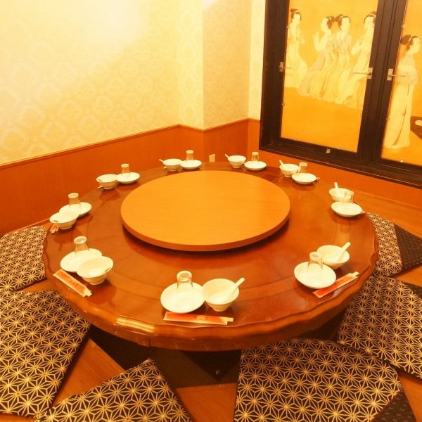 一个半私人房间，你感到怀旧的♪在家庭般的空间，请在周围的家庭，朋友和waiwai，圆桌旁边提供正宗的中国菜