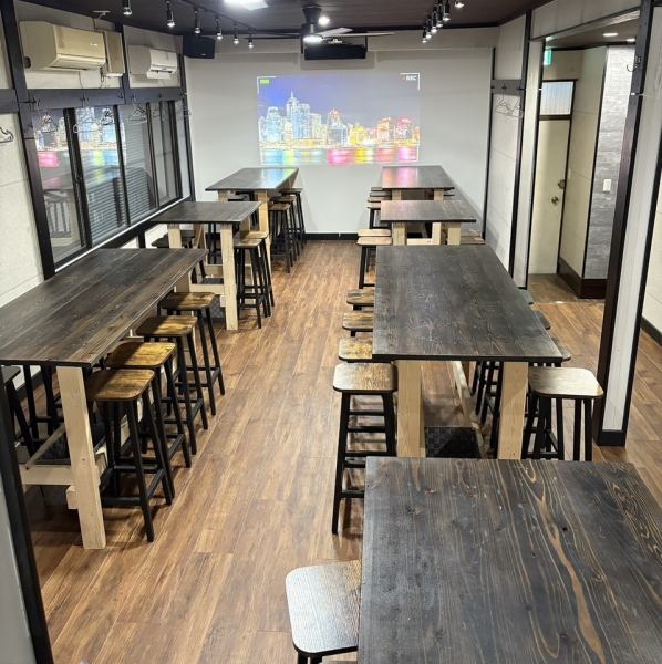 【和モダンテイストのお洒落な店内は多彩なシーンで】温かみのある雰囲気と洗練された空気感が交差するお洒落な店内は、様々なシーンでご利用いただけます◎職場仲間との飲み会や女子会、ご友人との集まりなど、酒オタクから初心者の方までお気軽にご利用ください。