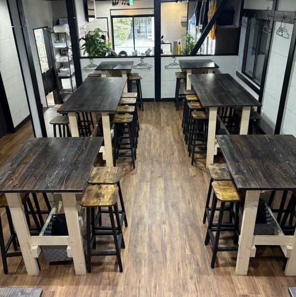 【ゆったりと過ごせる空間で心ゆくまで推し活を】開放的でゆったりとした店内には、2名テーブルが4卓、4名テーブルを6卓ご用意しております。少人数の飲み会から大人数でのご宴会まで幅広いシーンでご利用ください◎飲み会に最適な飲み放題プランやコース料理もございます。