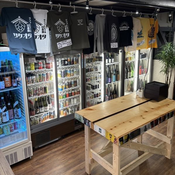 【カウンター席はスタンディングでお気軽に】10席あるカウンター席は、スタンディングで気軽にご利用いただけます。お1人様でのサク飲みや酒オタ同士の交流もお楽しみください♪豊富な日本酒、クラフトビールにどれを選んだらいいかわからない...そんな方もご安心ください！スタッフが丁寧におすすめいたします◎