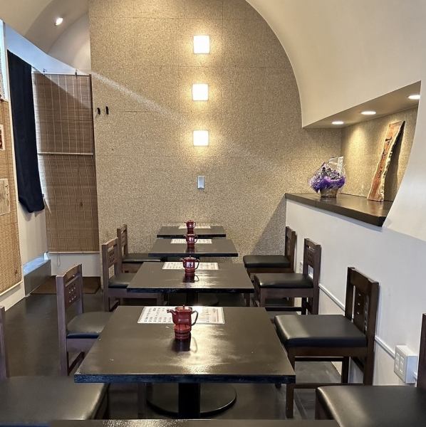 おひとり様でもお気軽にご来店して頂けるように暖かい雰囲気と対応で精一杯おもてなしさせて頂きます。　広々とした店内には、ゆとりある席間隔が広がります。12席のご用意ありますので、大人数の食事会や貸切も可能です！