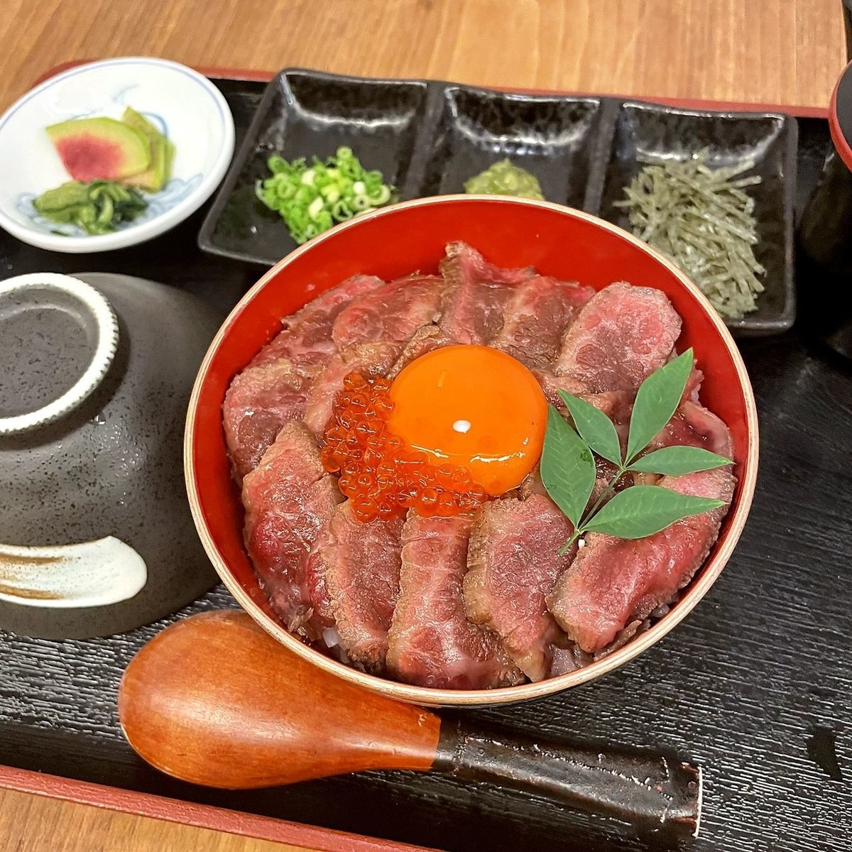 A restaurant where you can enjoy specialty dishes made with Wagyu beef and oysters, Japanese sake and Hiroshima Teppanyaki.