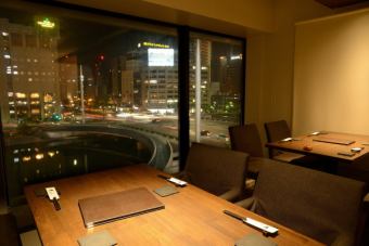 You can have your meal at a seat where you can see the night view.